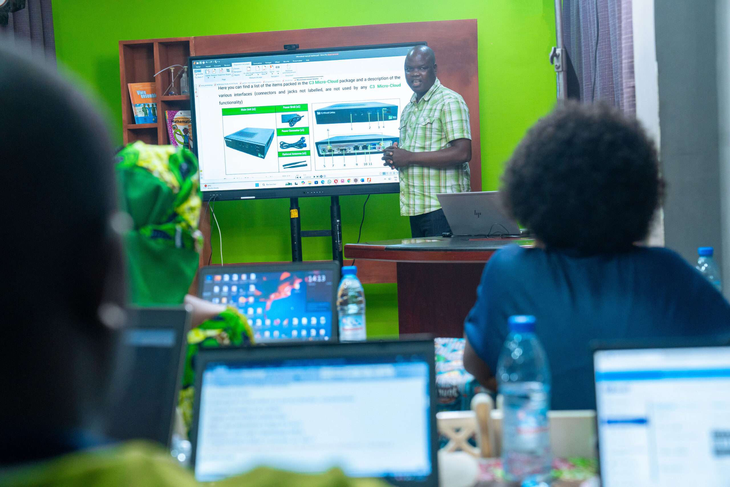 Teachers browsing offline content